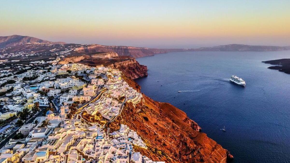 Οία και Καλντέρα στη Σαντορίνη – Δορυφορικά και επίγεια συστήματα στη Σαντορίνη από τη ΛΥΡΑ ΑΕΒΕ